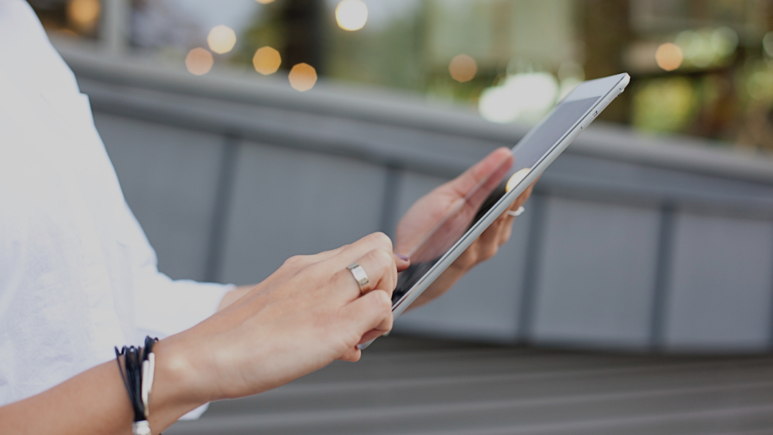 blog-frau-mit-tablet